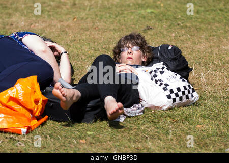 I londinesi godere il caldo su lunedì festivo in Hyde Park, Londra. Foto Stock