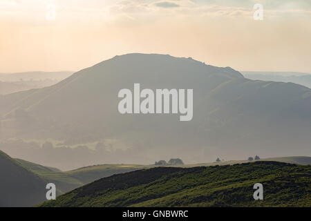 Alba sul Caer Caradoc dalla lunga Mynd, Shropshire, Inghilterra, Regno Unito Foto Stock