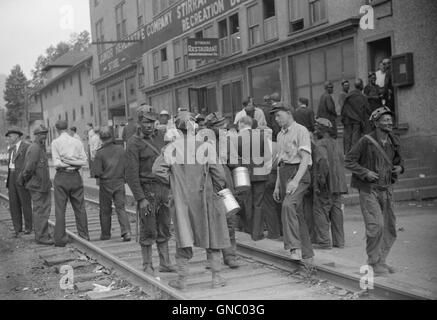 Grande gruppo di minatori in attesa di essere pagato, Carbone città mineraria, Omar, West Virginia, Stati Uniti d'America, Marion Post Wolcott per la Farm Security Administration, Settembre 1938 Foto Stock