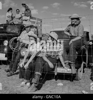 Gruppo di persone da ranch locale guardando Crow Fair, agenzia di corvo, Montana, Stati Uniti d'America, Marion Post Wolcott per la Farm Security Administration, luglio 1941Marion Post Wolcott per la Farm Security Administration, Foto Stock