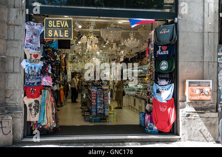 Un turista di Praga souvenir shop in Piazza Venceslao, Praga, Repubblica Ceca Foto Stock