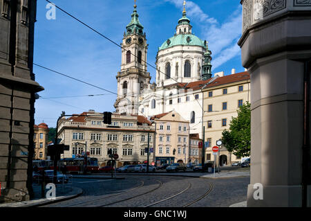 Malostranske Namesti. (Piazza) e la cupola e la torre della Chiesa di San Nicola nel quartiere Castello di Praga nel Repu ceco Foto Stock