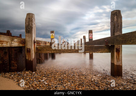 Spiaggia di legno pennelli le difese del mare sulla costa di Norfolk a Caister Regno Unito Foto Stock