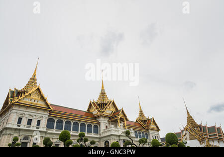 Il Chakri Maha Prasat trono Hall è la corte centrale del Grand Palace a Bangkok in Tailandia Foto Stock