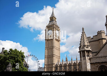 Il Big Ben con il London Eye sullo sfondo, cielo blu con nuvole bianche Foto Stock