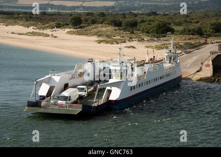 Le barene a Studland veicolare in attesa del traghetto per attraversare l'ingresso al porto di Poole Inghilterra REGNO UNITO Foto Stock