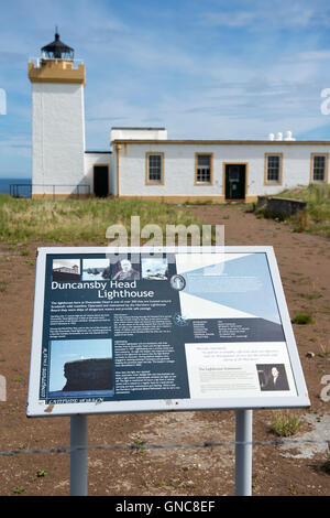 Duncansby Head Lighthouse in Scozia, la maggior parte del nord-est il punto del territorio continentale del Regno Unito Foto Stock