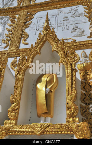 Ubon Ratchathany, Wat Phra That Nong Bua, Statua del Buddha in nicchia Foto Stock