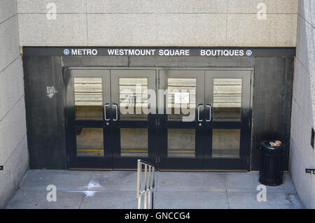 Montreal, Canada - 27 agosto 2016: Ingresso in metro in Westmount, Montreal, Canada. Foto Stock