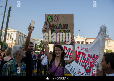 Atene, Grecia. Il 29 agosto, 2016. I rifugiati che soggiorno in Grecia insieme con movimenti antifasciste dimostrare in Atene chiedendo al governo di Europa per aprire le loro frontiere e accogliere i rifugiati che sono bloccati in Grecia. Credito: George Panagakis/Pacific Press/Alamy Live News Foto Stock