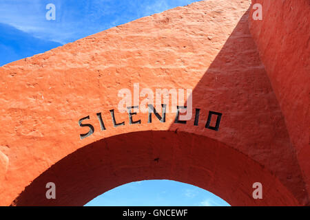 Ingresso alla Santa Catalina convento in Arequipa, Perù con 'Silencio' (Silenzio) intagliato in un arco Foto Stock