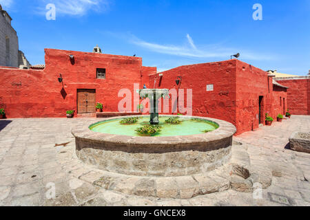 Cortile con fontana, Santa Catalina convento in Arequipa, Perù, in una giornata di sole con cielo blu Foto Stock