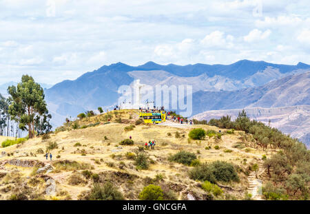 Statua di Cristo su di una collina a Sacsayhuaman, la storica capitale dell'impero Inca, vicino a Cuzco, Perù Foto Stock