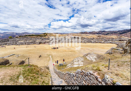 Il rovinato le pareti costruite con enormi blocchi di pietre di incastro di Sacsayhuaman, la storica capitale dell'impero Inca, vicino a Cuzco, Foto Stock