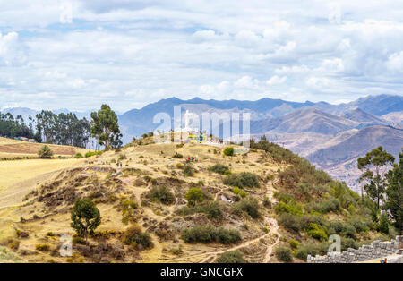 Statua di Cristo su di una collina a Sacsayhuaman, la storica capitale dell'impero Inca, vicino a Cuzco, Perù Foto Stock