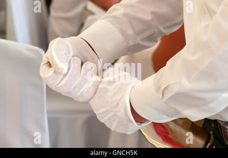 Primo piano di un cameriere di un apertura di una bottiglia di champagne Foto Stock