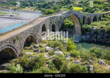 Il ponte di mesi, Ura e Mesit, attraverso il fiume Kiri vicino a Shkodra, l'Albania settentrionale. Foto Stock