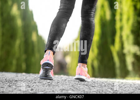 Gambe femmina nello sport sneakers Foto Stock