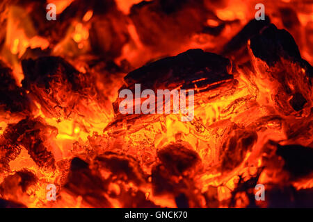 Vista ingrandita dei carboni senza fiamma Foto Stock