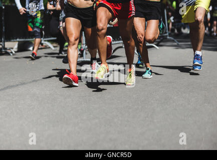 Esecuzione di persone sulla concorrenza crossfit, piedi sulla strada stretta fino foto Foto Stock