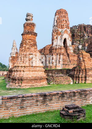 Le antiche rovine della pagoda di Wat Phra Mahathat tempio è un famoso attrazioni a Phra Nakhon Si Ayutthaya parco storico, Tailandia Foto Stock