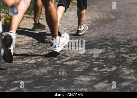 Esecuzione di persone sulla concorrenza crossfit, piedi sulla strada stretta fino foto Foto Stock