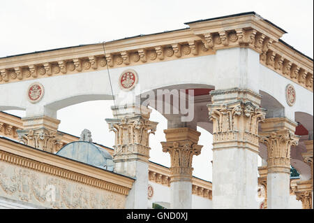 Colonne bianche sulla facciata di un edificio in stile classico Foto Stock