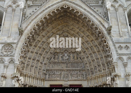La cattedrale di Amiens, dettaglio della porta anteriore. Notre Dame d'Amiens. Timpano della central west portal. Foto Stock