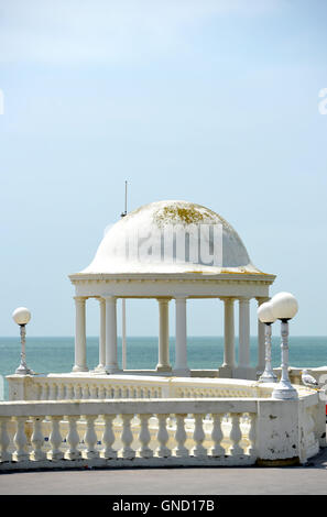 Behll sul lungomare nei pressi De La Warr Pavilion Foto Stock