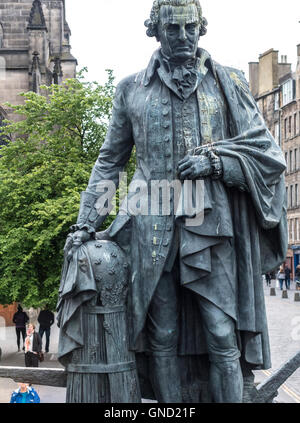 Statua di Adam Smith, filosofo scozzese ed economista, sul Royal Mile di Edimburgo in Scozia. Foto Stock