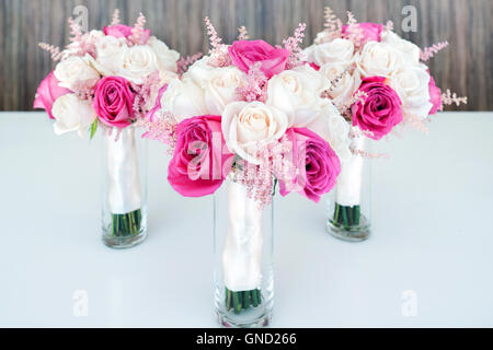 Miscelato bianco e rosa bouquet di rose sul tavolo bianco, sullo sfondo di legno. Messa a fuoco selettiva. Foto Stock