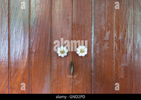 Chiudere fino in stile Thai porta in legno con due maniglia. Foto Stock