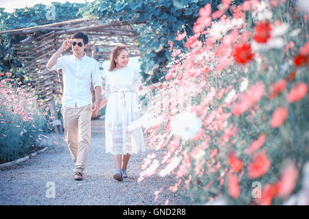 Amore e tenerezza. Giovane e bella amare giovane abbracciando in fiore giardino di primavera. Soggiorno romantico. Foto Stock