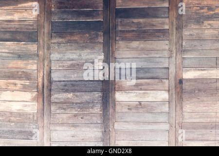 Chiusa la porta di legno in vecchio stile di costruzione. Orizzontale. Foto Stock