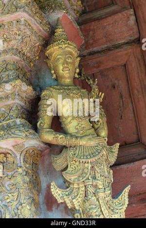 Modello di Thai artigianale di sculture in legno presso lo sportello anteriore del tempio thailandese. Foto Stock