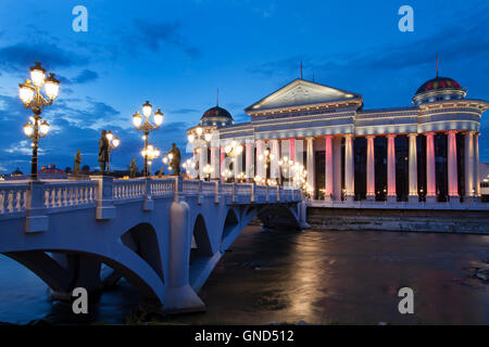 Skopje city center al crepuscolo, Repubblica di Macedonia Foto Stock