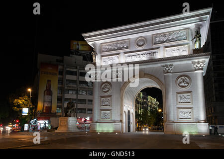 Skopje, Repubblica di Macedonia - 4 Maggio 2015 : Porta Macedonia di notte, un arco trionfale nel centro della città Foto Stock