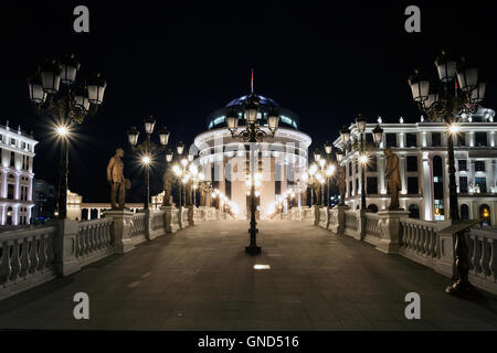 Ponte dell'occhio di notte, Skopje city centre, Macedonia Foto Stock