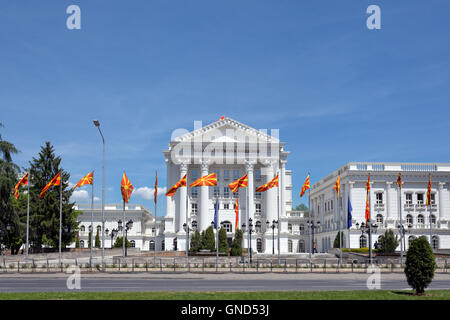 White edifici governativi e bandiere nazionali a Skopje in Macedonia Foto Stock
