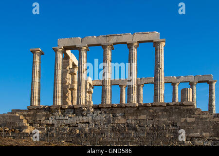 Golden ore di luce sulle colonne del tempio di Poseidone a Capo Sounion, Grecia. Azzurro cielo. Foto Stock