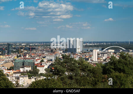 Vista sulla capitale della Slovacchia, Bratislava. Centro della città, con grattacieli, il ponte e la fabbrica in background. Blue sk Foto Stock