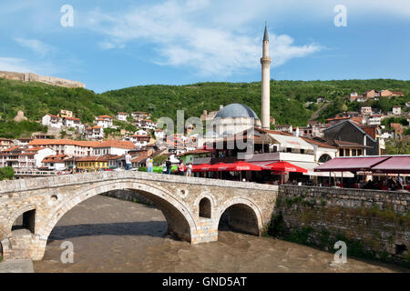 Prizren, Kosovo - 6 Maggio 2015 : vista panoramica del vecchio ponte sul fiume Bistrica Foto Stock