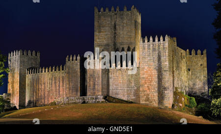 Portogallo: vista notturna del castello medievale di Guimaraes Foto Stock