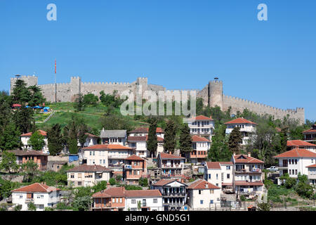 Vista di Ohrid città vecchia dominata da Samuil della fortezza, Macedonia Foto Stock