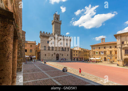 Montepulciano in provincia di Siena, Toscana, Italia. Il Palazzo Comunale risale al XIII secolo su Piazza Grande. Foto Stock