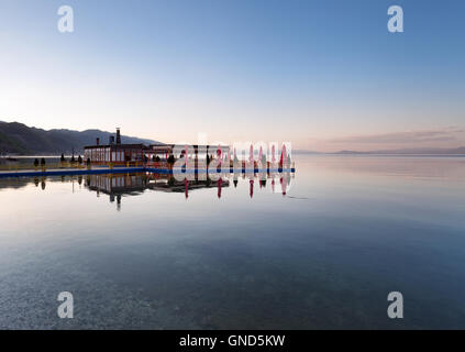 Il ristorante sul lago di Ohrid al tramonto, Pogradec, Albania Foto Stock