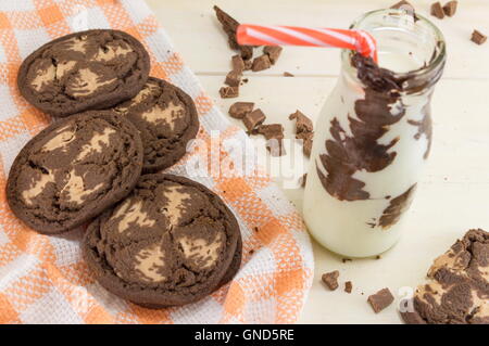 Chocolate Chip Cookie marrone e latte sopra visualizza Foto Stock