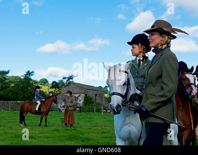 Giovane ragazza sul pony, Reeth Show, Swaledale, Yorkshire Dales National Park, North Yorkshire, Inghilterra, Regno Unito Foto Stock