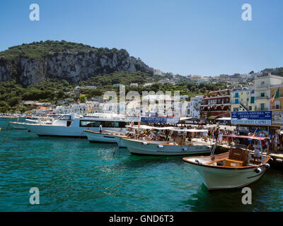 Le imbarcazioni turistiche ormeggiati a Marina Grande di Capri, Italia Foto Stock