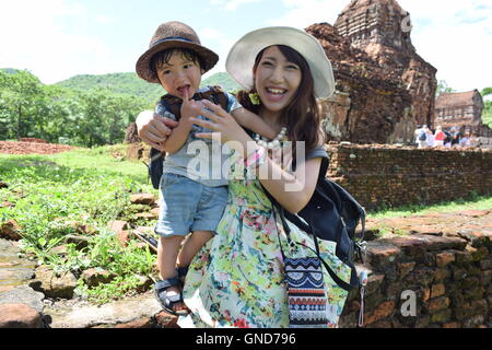 Madre e figlio stanno facendo in giro per la città Foto Stock